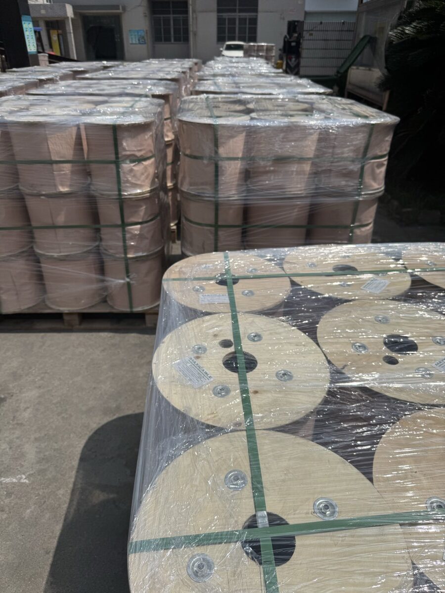 Forklift cargando contenedor