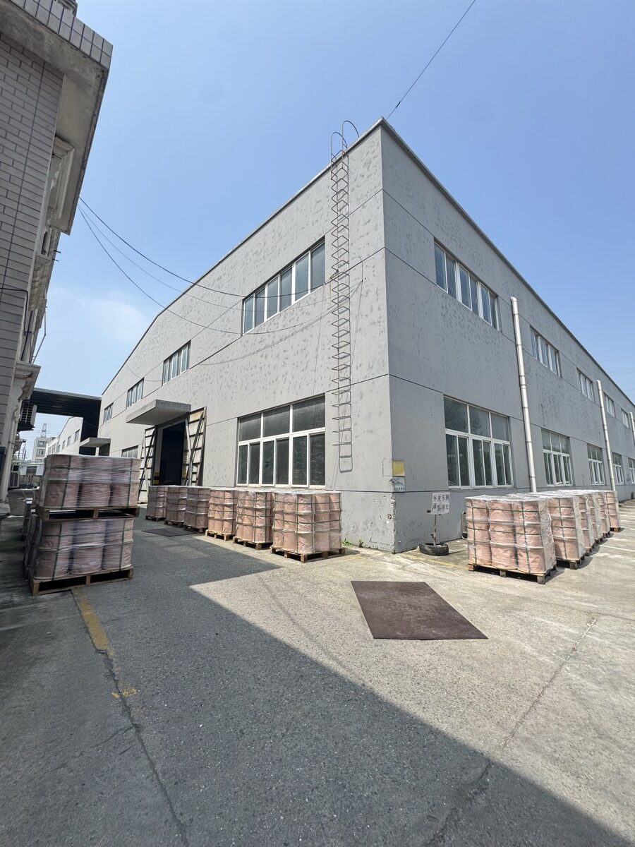 Fachada de fábrica con producto listo