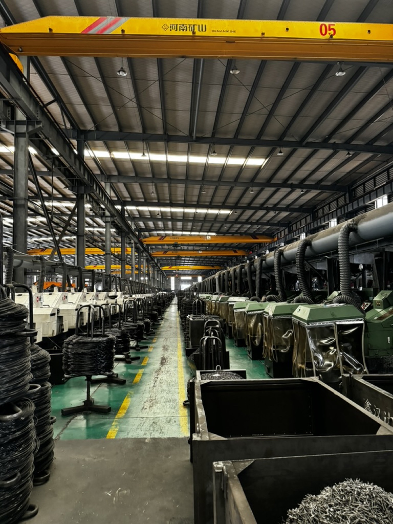 Bodega de fábrica con bobinas de cable listas